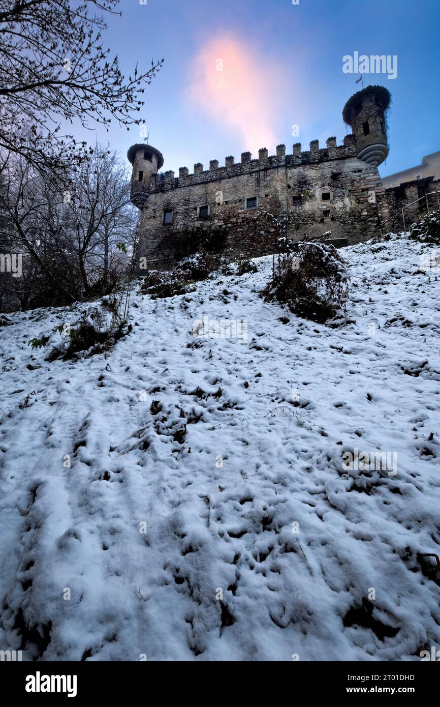 Die mittelalterliche Burg von Campo im verschneiten Winter. Campo Lomaso, Giudicarie, Trentino, Italien. Stockfoto