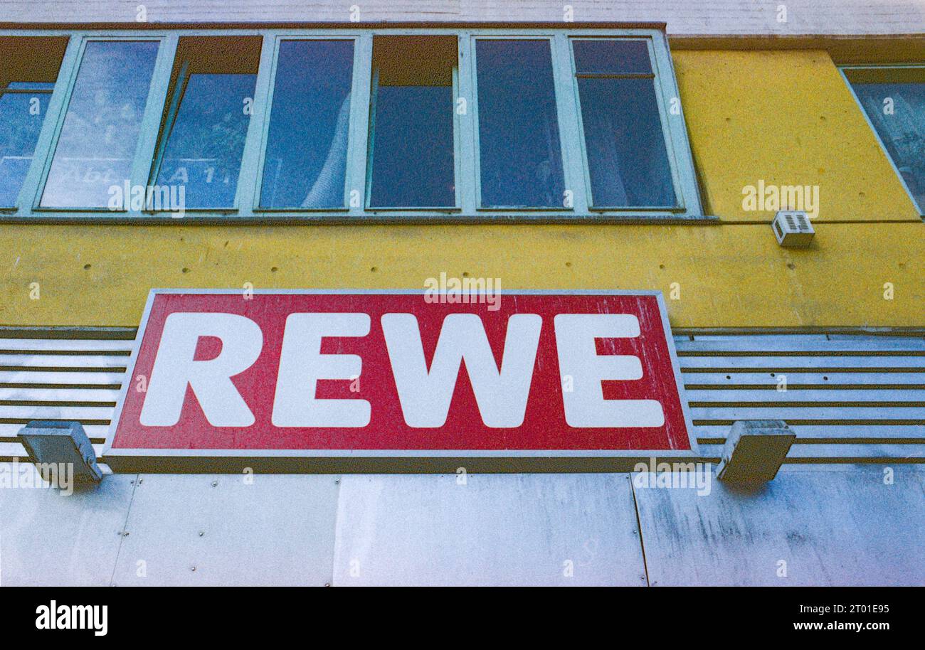 REWE Supermarkt-Logo über dem Eingang in der Skalitzer Straße. Berlin, Deutschland. Bild mit analogem Kodak Film aufgenommen. Stockfoto