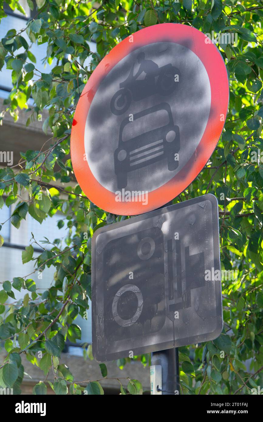 London, Großbritannien. Oktober 2023. An der Lyham Road in Lambeth wurde ein Straßenschild mit schwarzer Sprühfarbe vandalisiert. Das Schild blockiert die B-Straße als Durchgangsstraße von einer nahe gelegenen A-Straße, obwohl es kein vollständiges verkehrsarmes Viertel (LTN) ist, da andere Seitenstraßen weiterhin für den Verkehr geöffnet sind. Trotzdem gibt es lokale Opposition, und die Verdunkelung der Schilder bedeutet, dass die Autofahrer ihre Bewegungseinschränkungen nicht zulassen. Quelle: Anna Watson/Alamy Live News Stockfoto