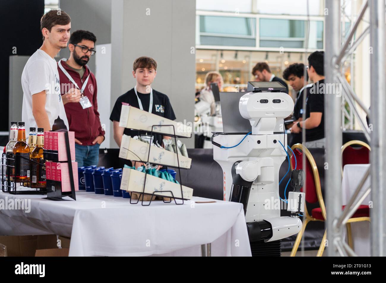 Milton keynes SMART City Robotics Competition 2023. Roboter konkurrieren bei verschiedenen Aufgaben wie dem Öffnen einer Tür, der Kommissionierung von Waren und dem Servieren von Kaffee Stockfoto
