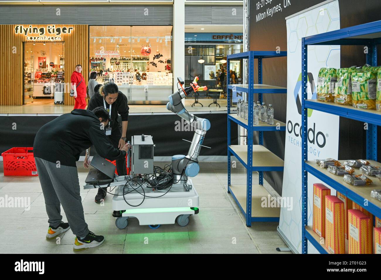 Milton keynes SMART City Robotics Competition 2023. Roboter konkurrieren bei verschiedenen Aufgaben wie dem Öffnen einer Tür, der Kommissionierung von Waren und dem Servieren von Kaffee Stockfoto