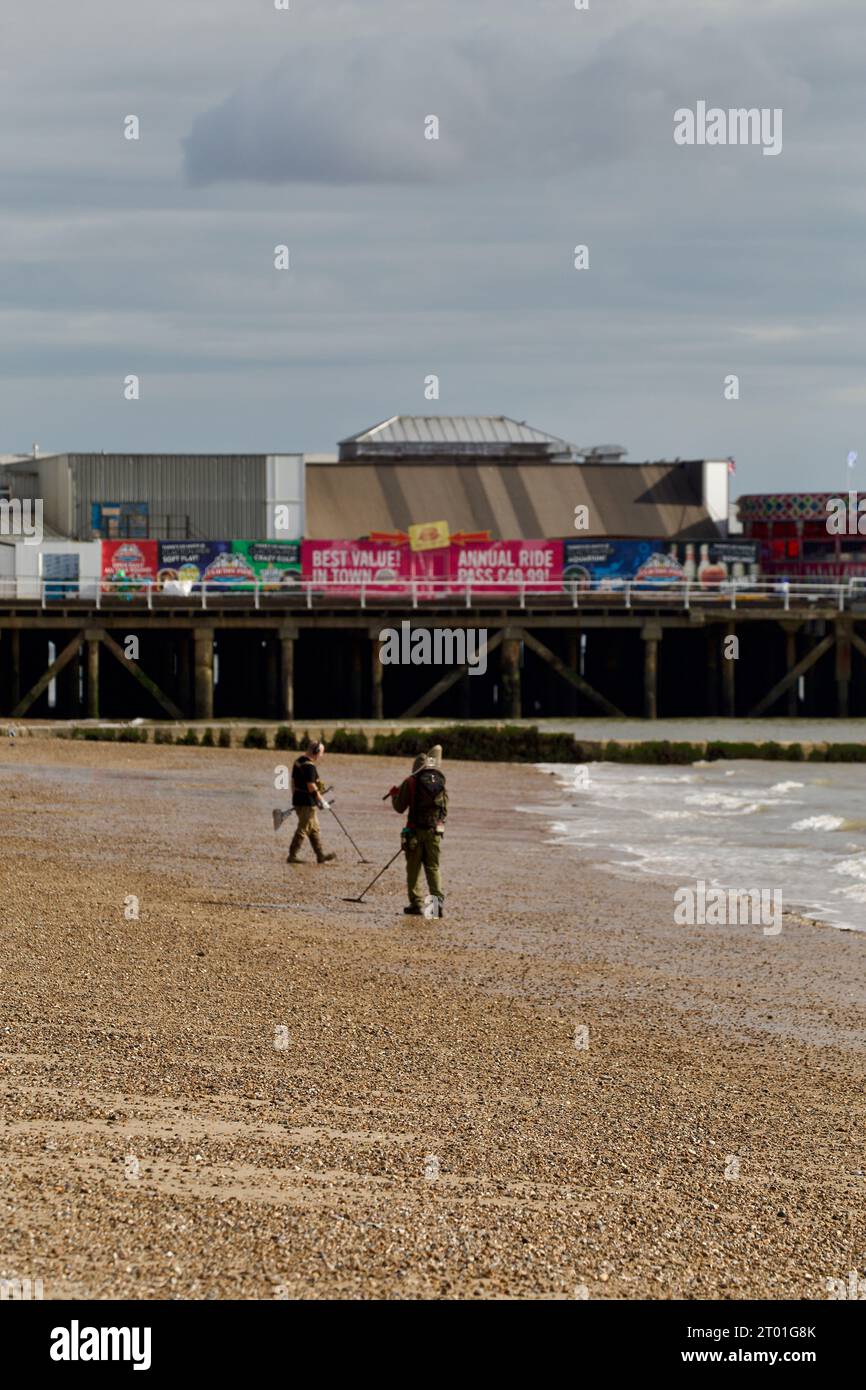 Metalldetektoren am Strand von Clacton on Sea. Stockfoto