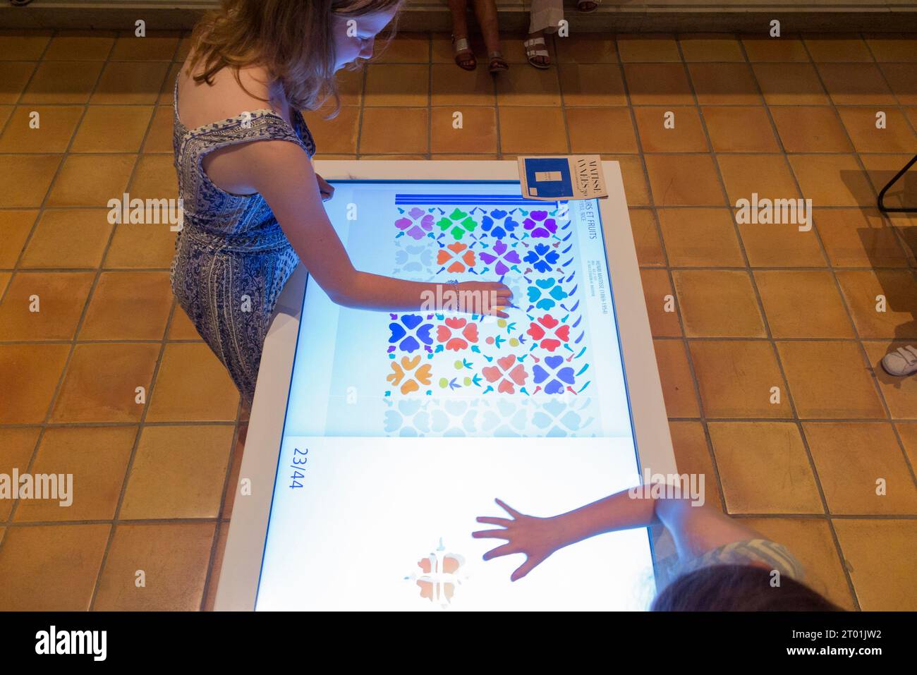 Kinder-/Kindervorführung im Empfangsraum des Galeriebaus Musee Matisse in Nizza, Frankreich. Interaktives Puzzlebild ist Fleurs et Fruits. (135) Stockfoto