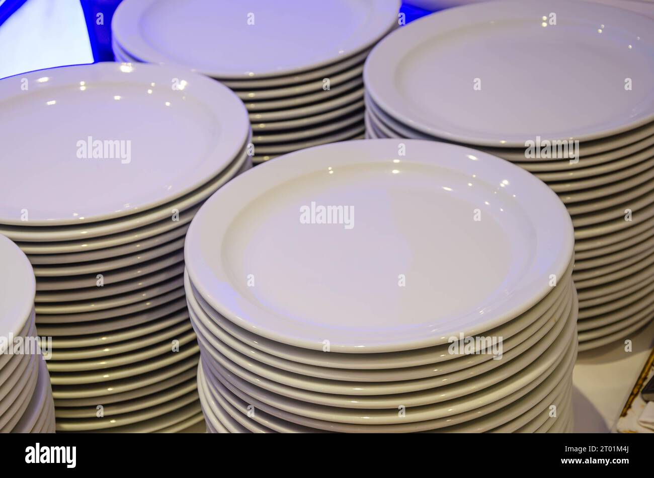 Stapel weißer Teller, die auf einer Party im Hotel verwendet werden können. Stockfoto