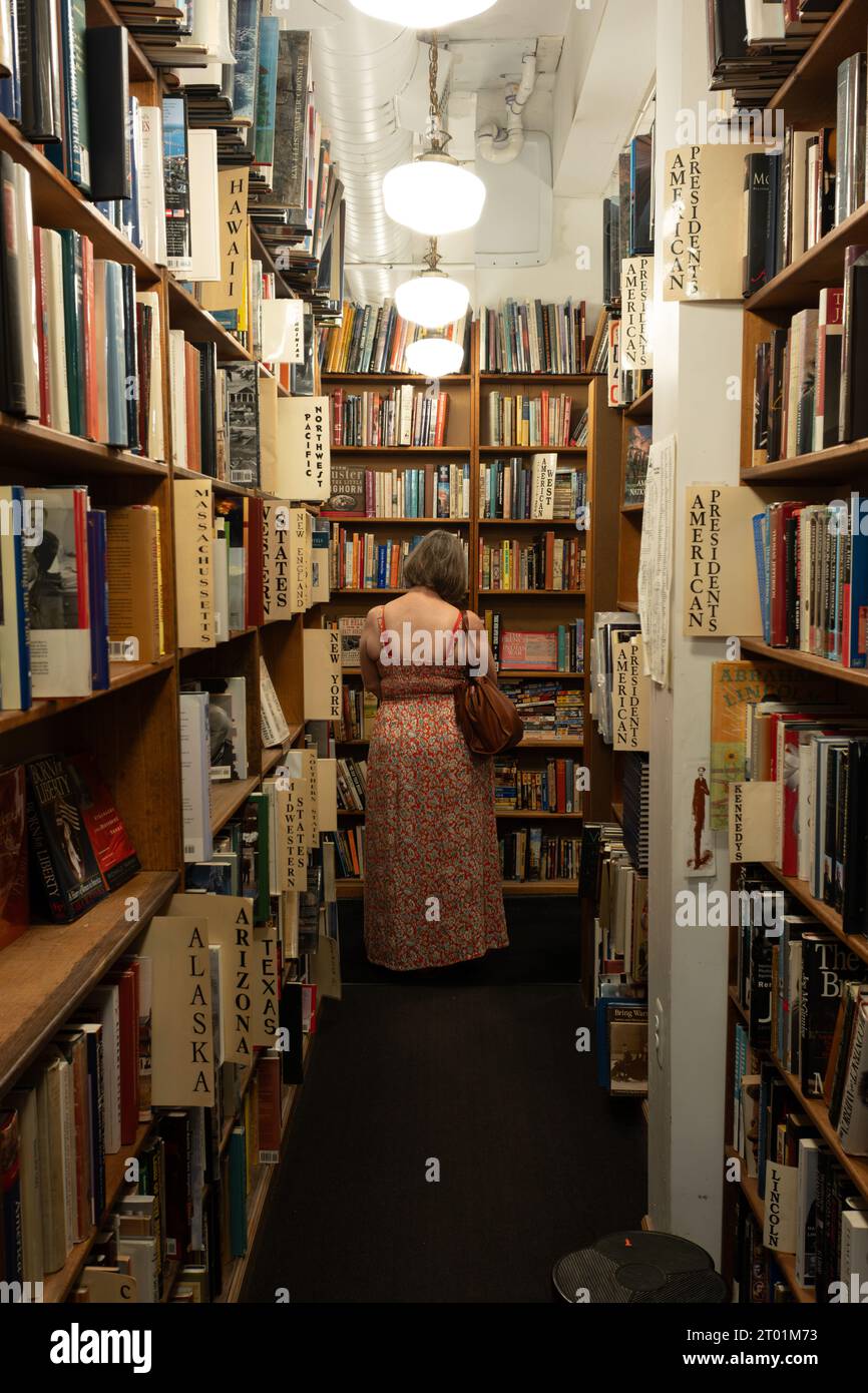 Die Frau, die im Dawn Treader einkaufen, benutzte den Buchladen in Ann Arbor Michigan Stockfoto