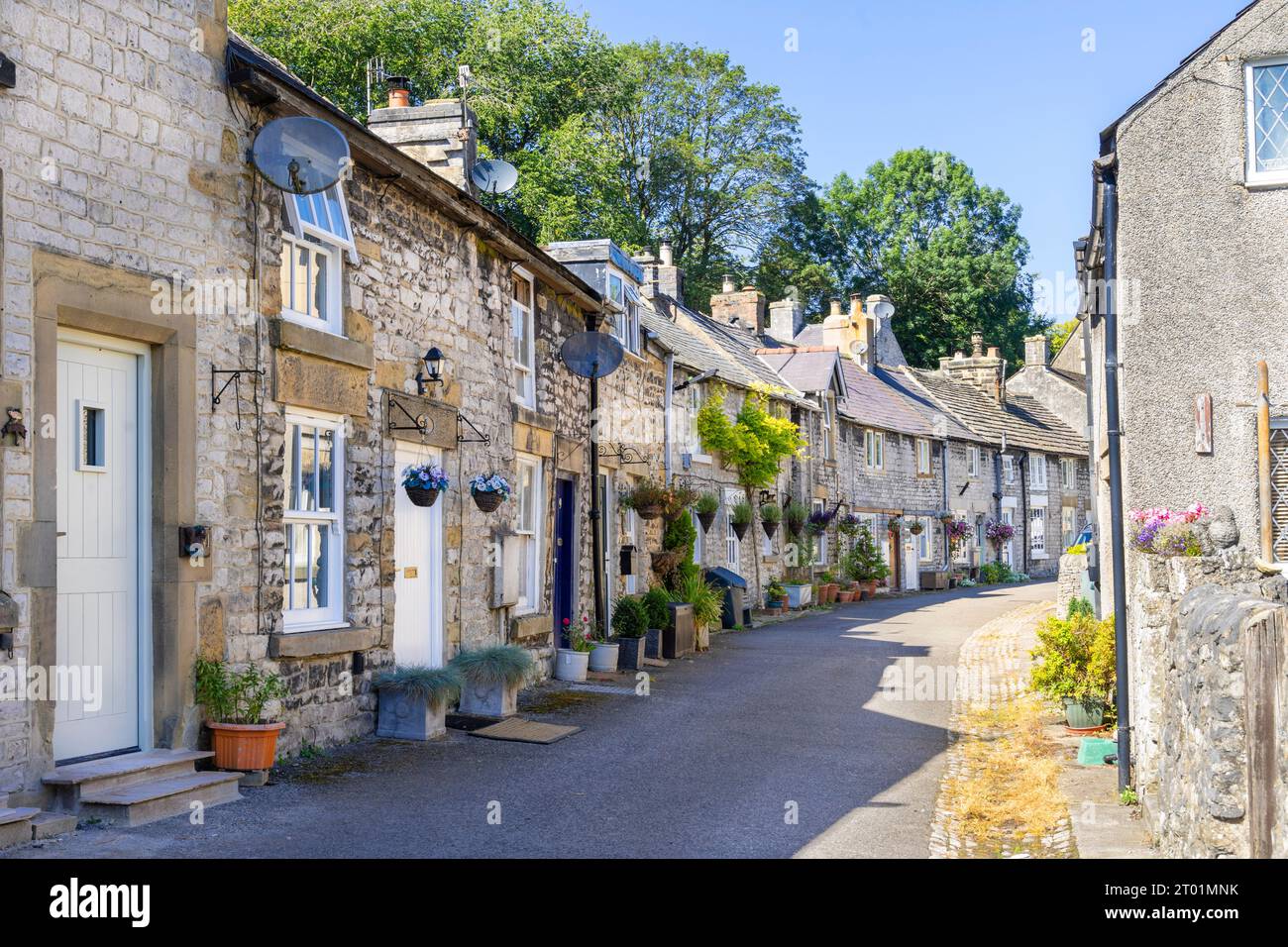 Tideswell Stone errichtete Cottages am Fountain Square im Tideswell Derbyshire Dales Derbyshire Peak District Nationalpark Derbyshire England Großbritannien GB Europa Stockfoto
