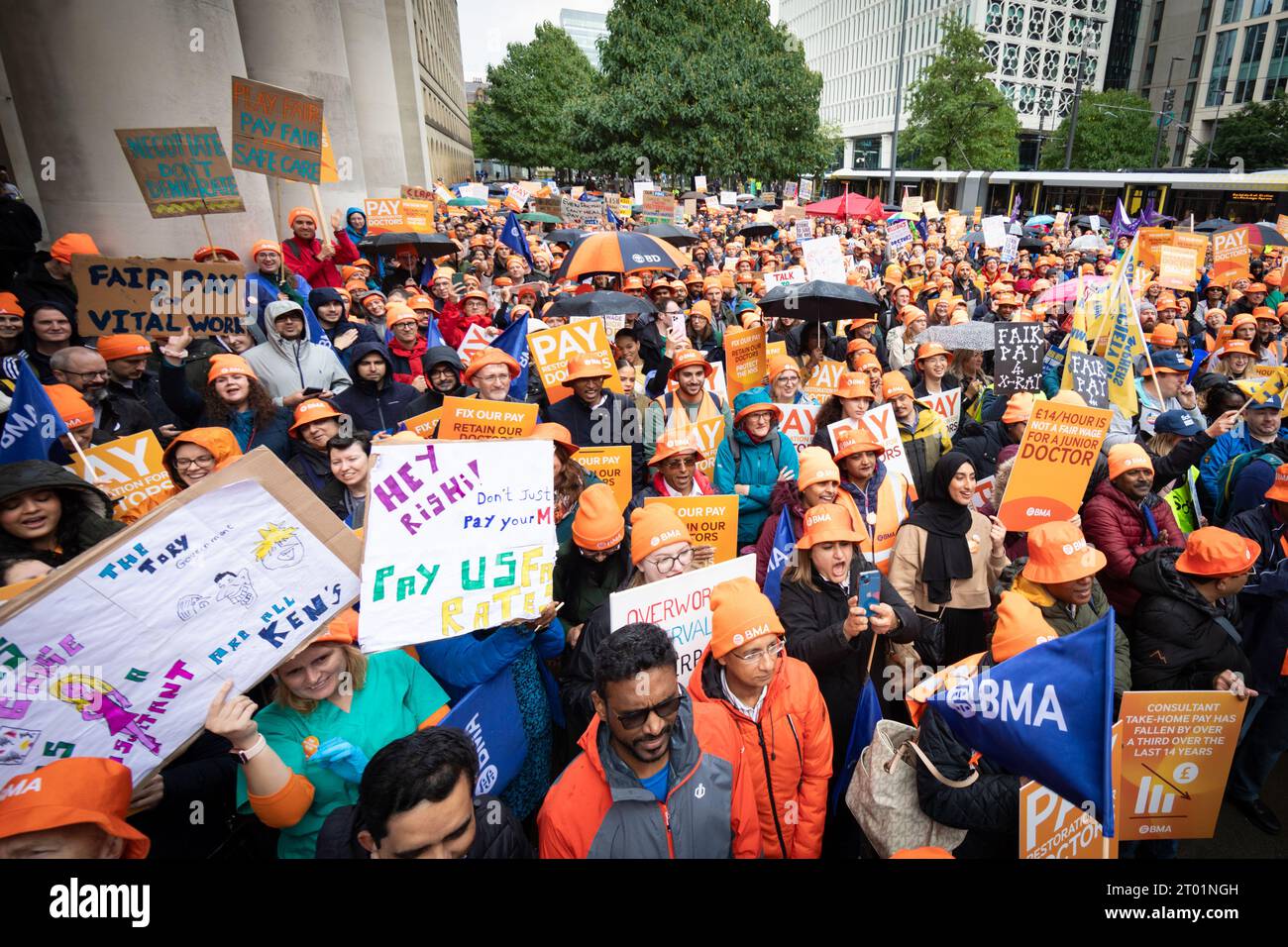 Manchester, Großbritannien. Oktober 2023. Hunderte von Junior Doctors und Consultants veranstalten eine Kundgebung während der Konservativen Parteikonferenz. Vertreten durch die British Medical Association, die den letzten in einer Reihe dreitägiger Streiks inszeniert. Die union will verhandeln und dafür sorgen, dass ihre Mitglieder eine Gehaltserhöhung erhalten. Andy Barton/Alamy Live News Stockfoto