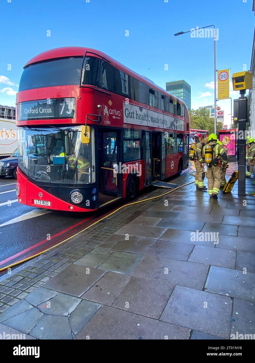 London, Großbritannien. Oktober 2023. Das Oberdeck eines Arriva Routemaster-Busses, die Route 73, wurde heute durch einen Brand verbrannt, der zwei Feuerwehrfahrzeuge erforderte und die vorübergehende Schließung eines Teils der Euston Road. Auf der Straße gegenüber dem Bahnhof Euston geriet der Bus in Brand und zwei Feuerwehrmannschaften mussten sich um das Feuer kümmern. Frefighter kamen mit Atemgeräten in den Bus, um den Vorfall zu behandeln. Das Oberdeck des Busses war in allen Ausmaßen und Zwecken komplett ausgebrannt. Quelle: Michael Preston/Alamy Live News Stockfoto