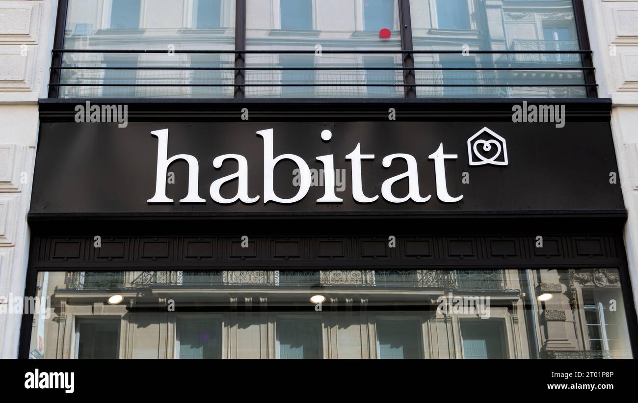 Schild und Logo eines Habitat-Geschäfts. Habitat ist eine Ladenkette britischer Herkunft, die sich auf zeitgenössische Möbel und dekorative Accessoires spezialisiert hat Stockfoto