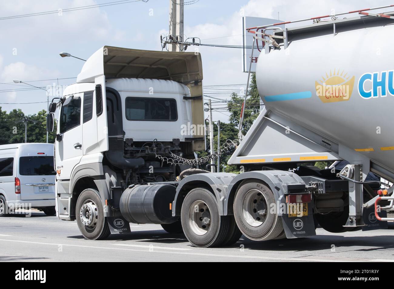 Chiangmai, Thailand - 22. Aug. 2023: Zementwagen der Firma Chun Fast. Auf der Straße Nr. 1001, 8 km von Chiangmai Stadt. Stockfoto