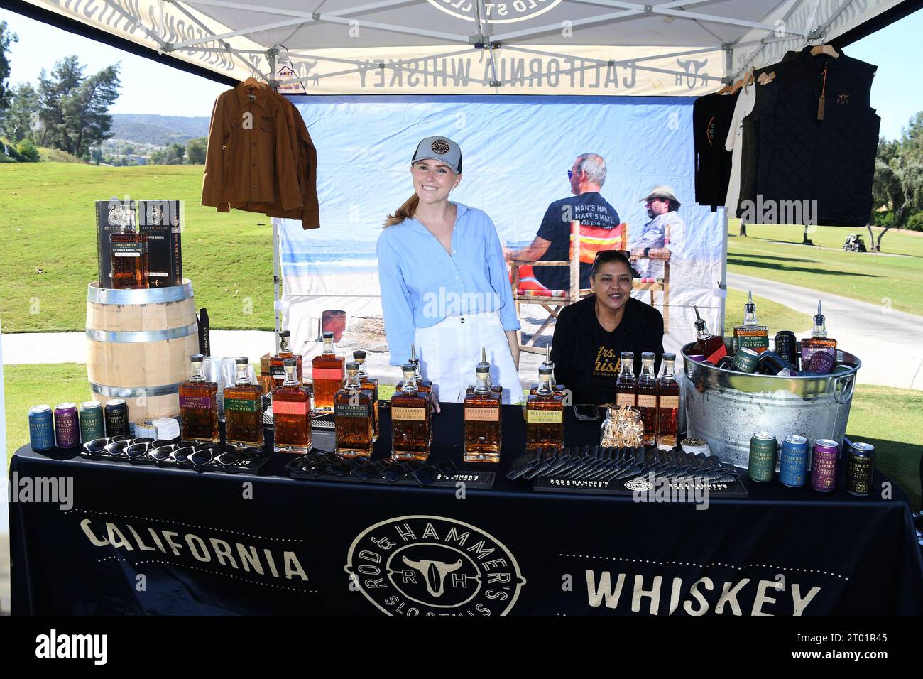 TARZANA, KALIFORNIEN - 02. OKTOBER: Rod and Hammer Whiskey Activation nimmt an der Music Forward Foundation Golf Classic im El Caballero Country Club auf Stockfoto