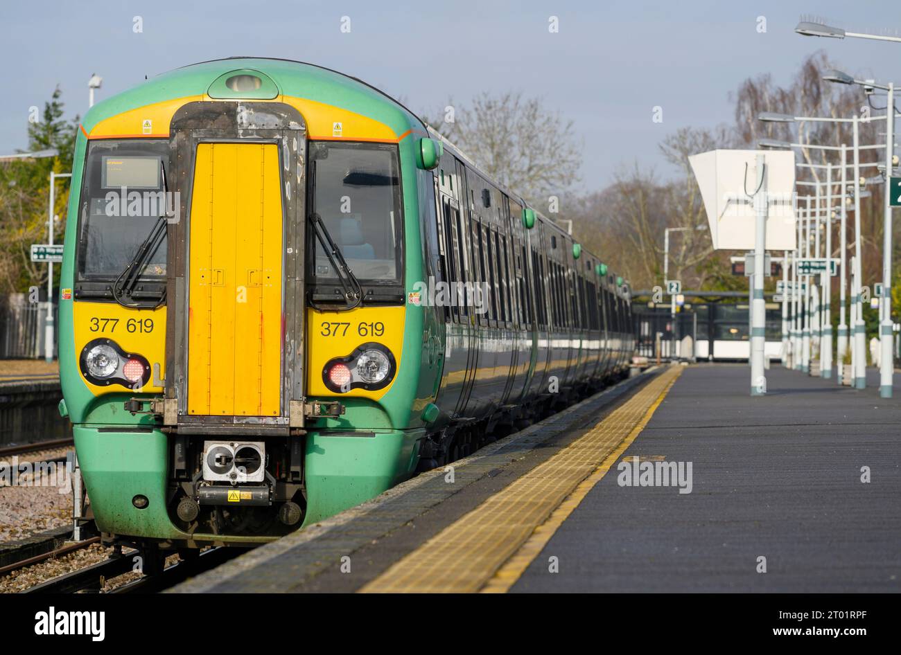 Personenzug der südlichen Klasse 377 am Bahnhof Tattenham Corner, Surrey, England, Stockfoto