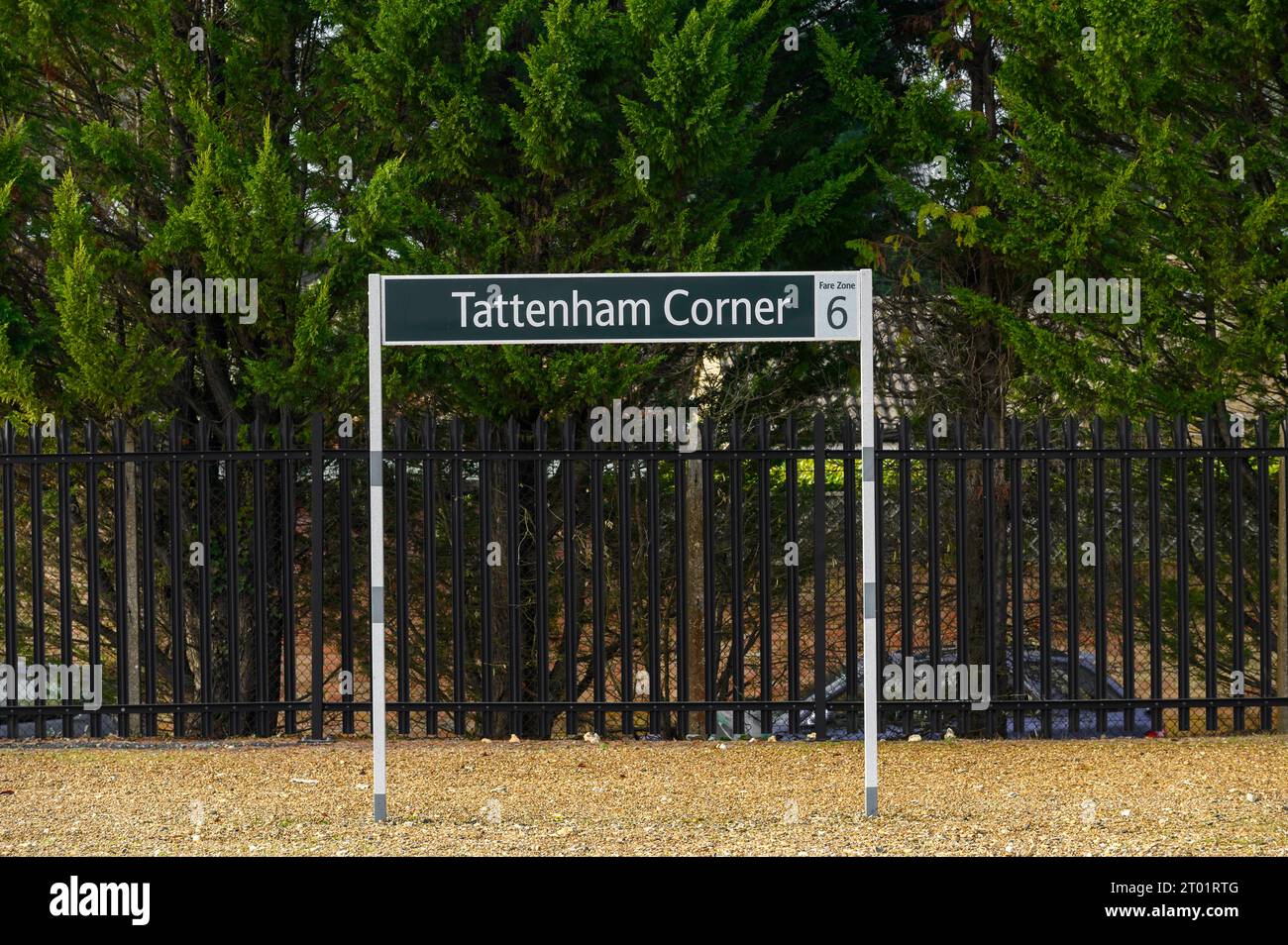 Bahnsteigschild am Bahnhof Tattenham Corner, Surrey, England. Stockfoto