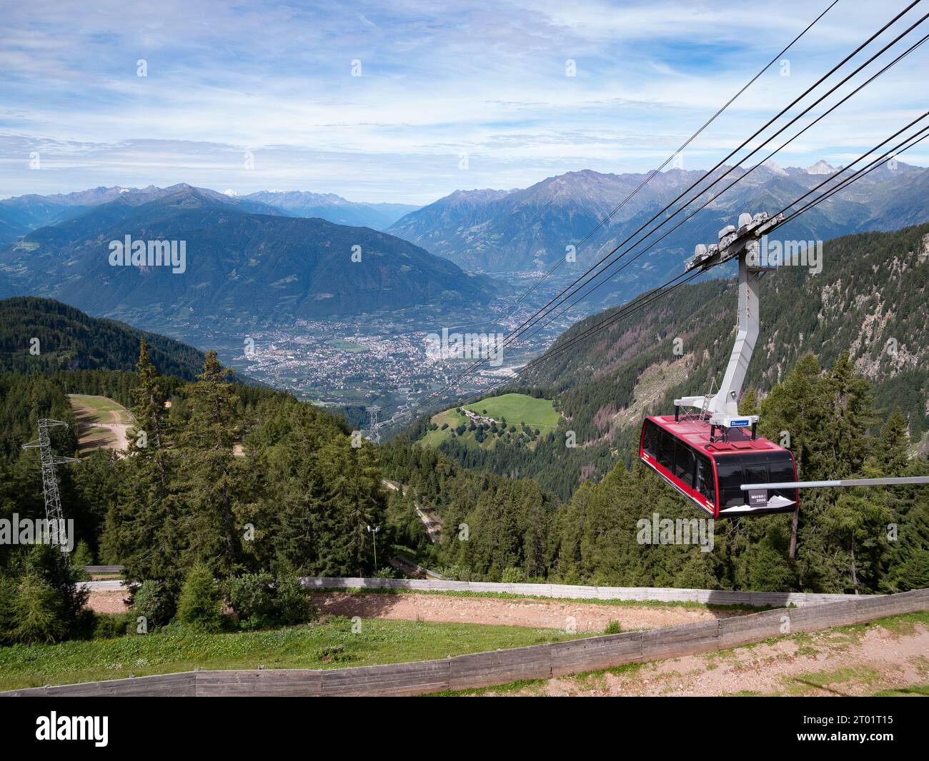 Meran, Italien - 8. August 2023: Bergstation Meran 2000 mit Umzugskabinen für die Beförderung von Fahrgästen Stockfoto