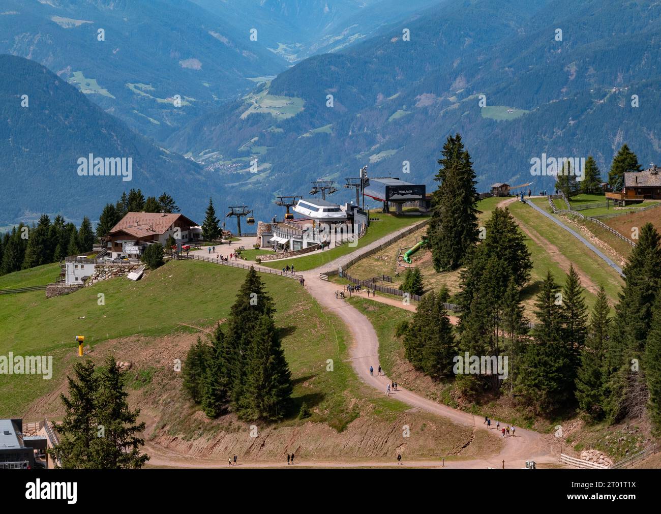 Meran, Italien - 8. August 2023: Panoramablick auf die Wallpachstation meran 2000 Stockfoto