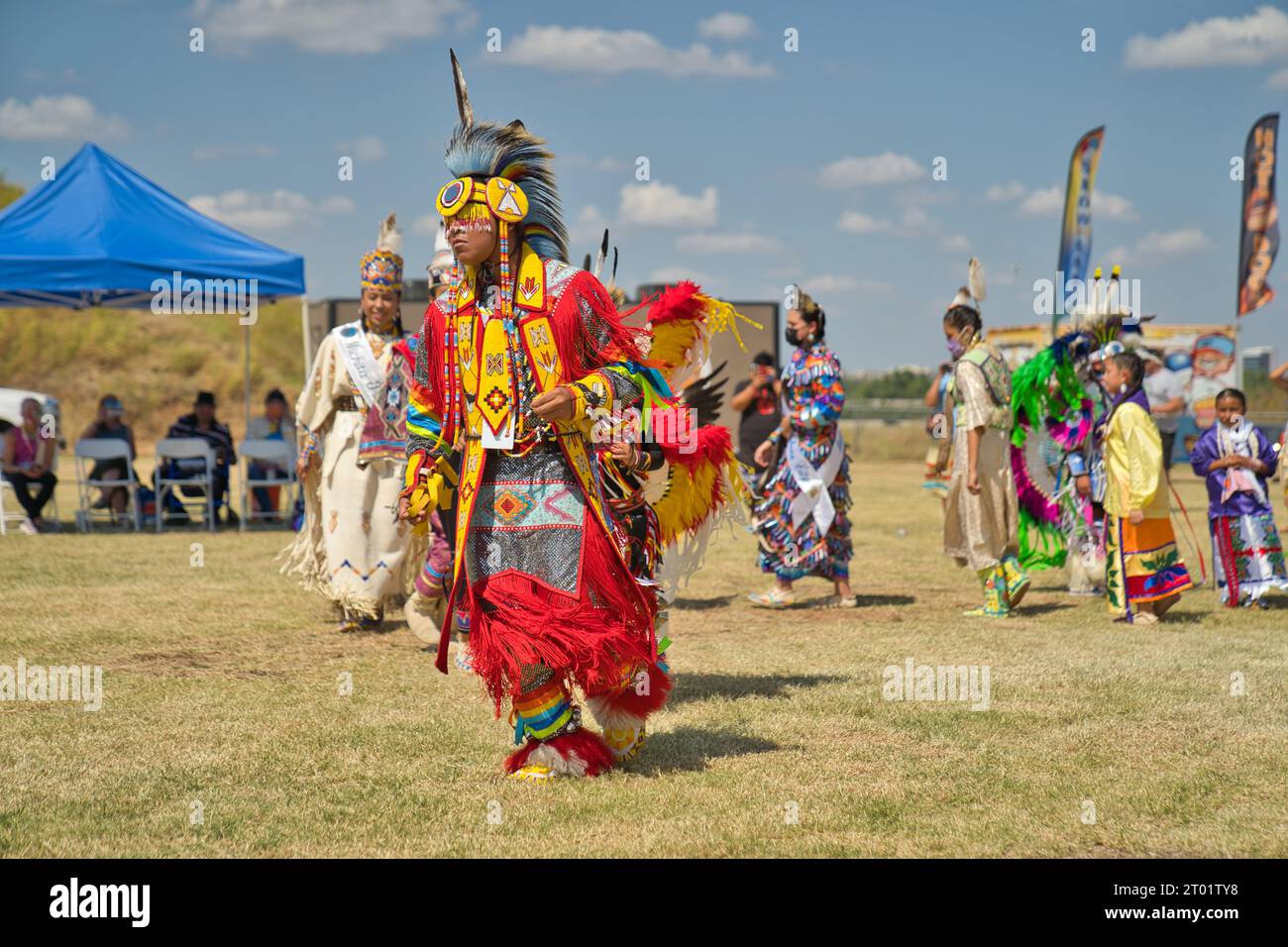 Eröffnung des First Americans Museum, First Americans tanzt auf dem Festival Plaza vor der Hall of the People Stockfoto