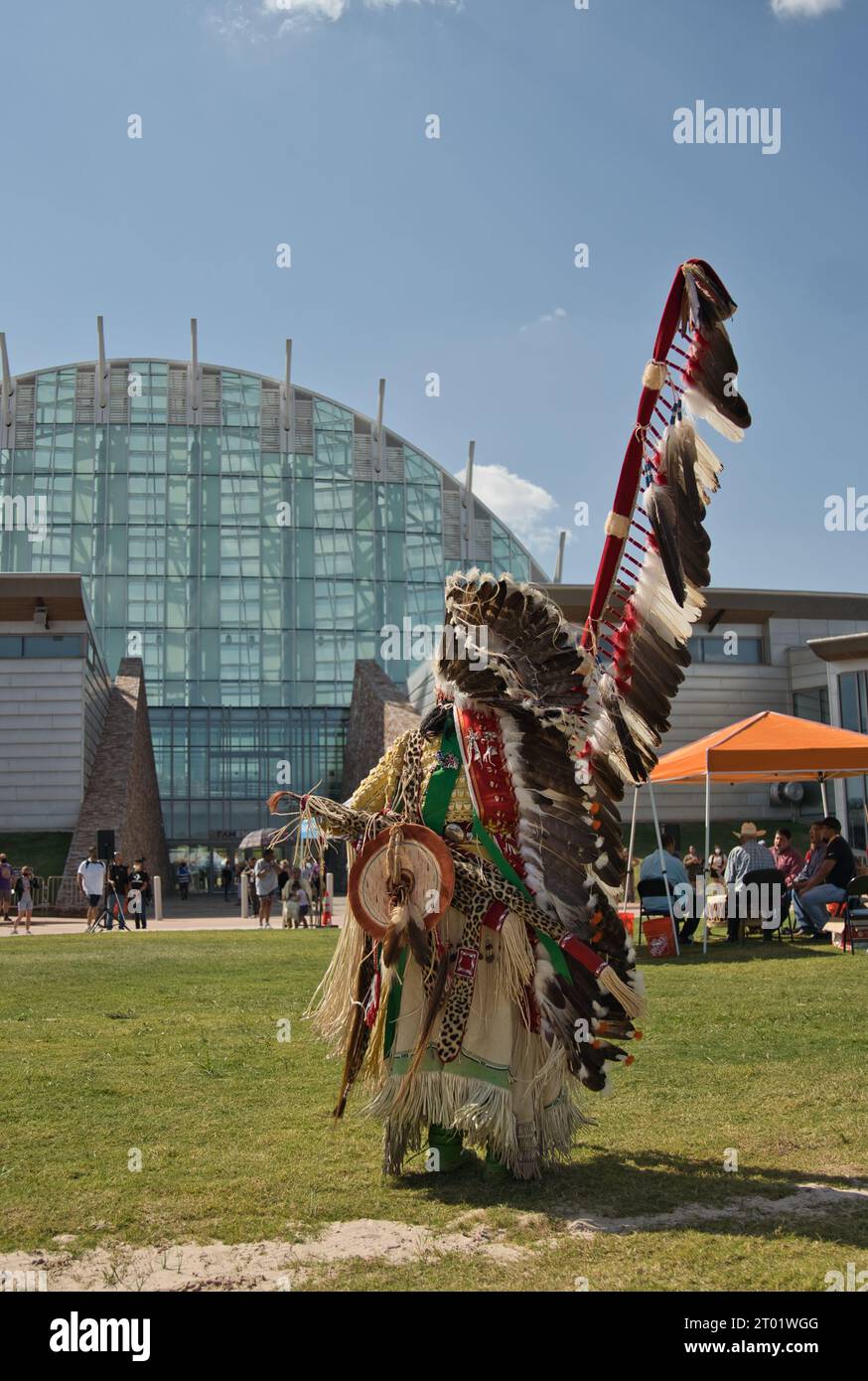 Eröffnung des First Americans Museum, First Americans tanzt auf dem Festival Plaza vor der Hall of the People Stockfoto