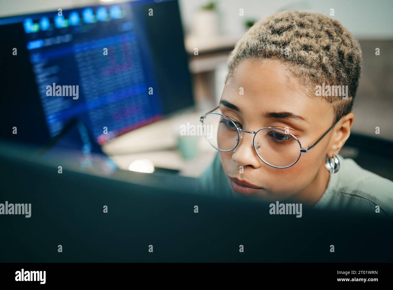 Frau mit Brille, Computer- und Cyber-Forschung für Kryptohandel, Online-Gewinn oder Analysen. Kryptowährung, digitale Aktien und Mädchen am Schreibtisch Stockfoto