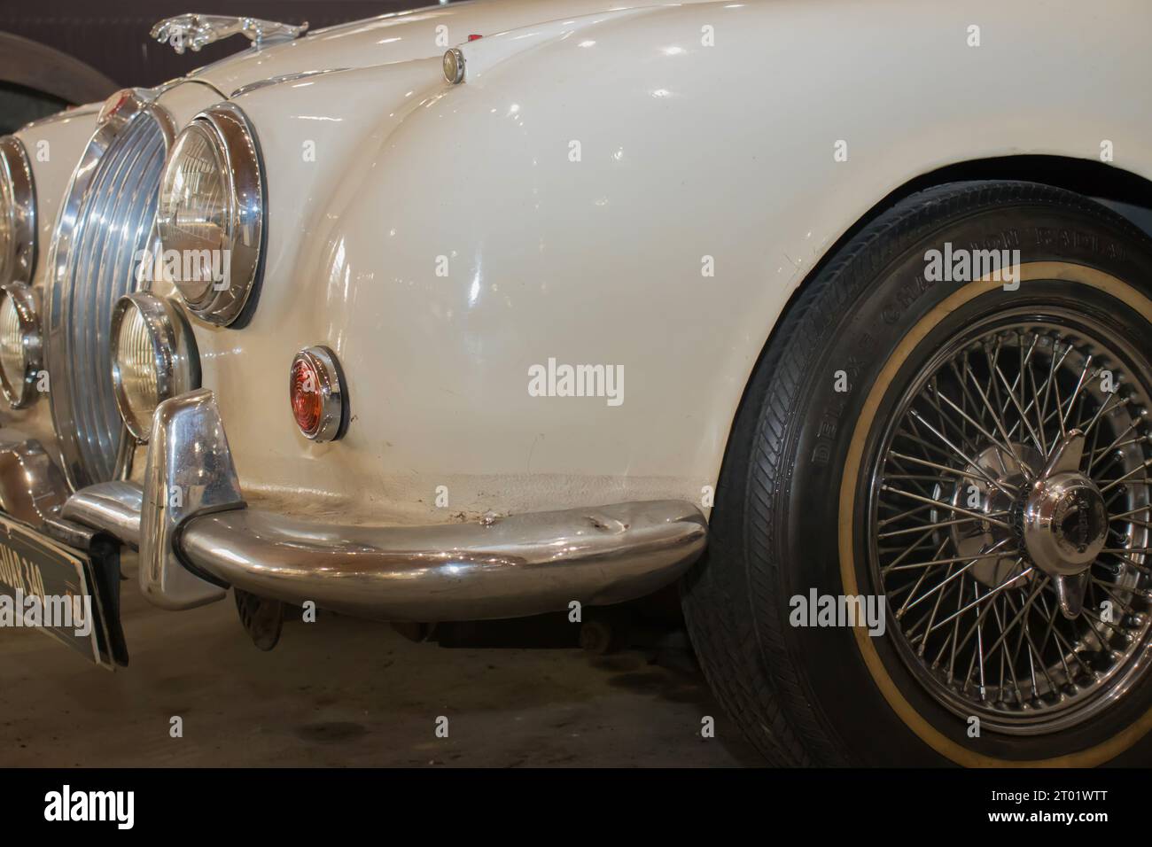 Sammlung von Vintage-Fahrzeugen, einige von ihnen vor 100 Jahren, ausgestellt im Automuseum in Belgrad Stockfoto