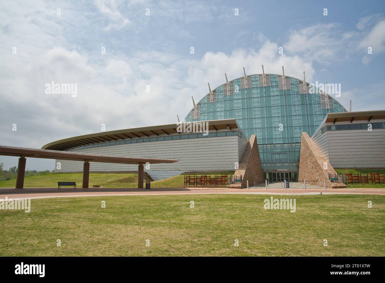 Blick auf das First Americans Museum von der Eingangsstraße mit Hall of the People Stockfoto