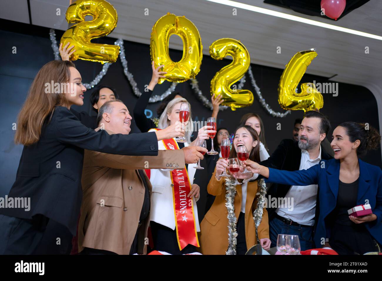 Neujahrsfeier und -Feier für eine Gruppe von Mitarbeitern. Party- und Feiertagskonzept. Stockfoto