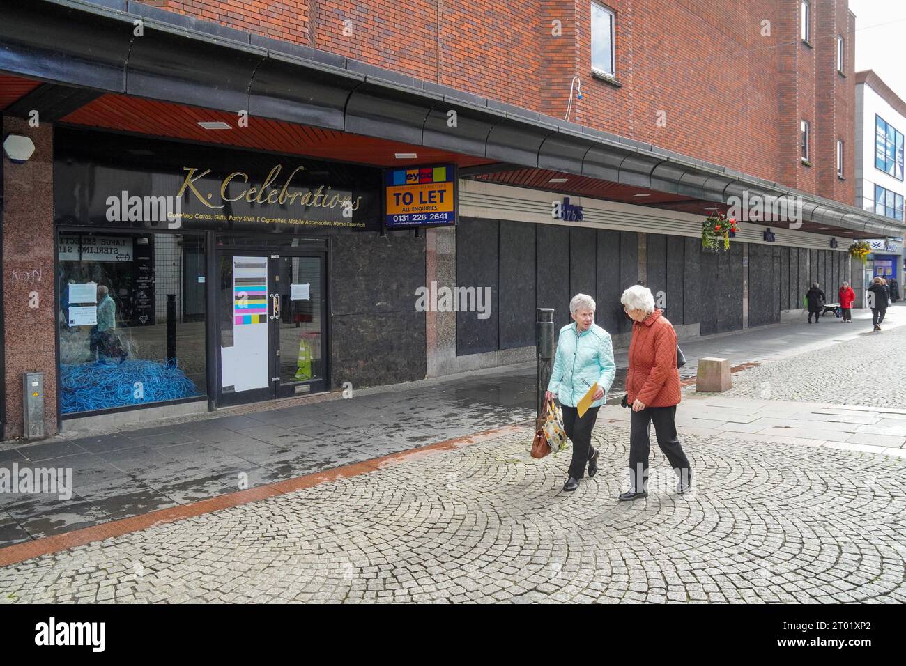 Kilmarnock, Großbritannien. Oktober 2023. Rishi Sunak kündigte zusätzliche Mittel in Höhe von £ 1,1 Milliarden an, die an 55 „übersehene“ Städte verteilt werden sollen, darunter Kilmarnock in East Ayrshire, Schottland, um die Probleme der Regeneration der High Streets und der Verbesserung der Gemeinden anzugehen. Der Fonds beläuft sich über einen Zeitraum von 10 Jahren auf 2 Millionen Pfund pro Jahr und wird direkt an jede zuständige Kommunalbehörde ausgezahlt. Quelle: Findlay/Alamy Live News Stockfoto