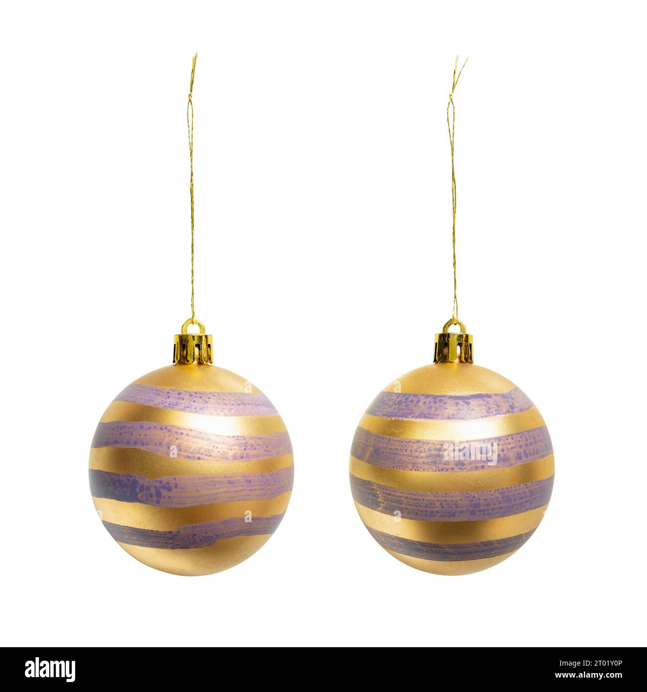 Goldene Kugeln mit violetten Streifen für Weihnachtsbaumdekoration auf weißem Hintergrund mit Schneidepfad Stockfoto