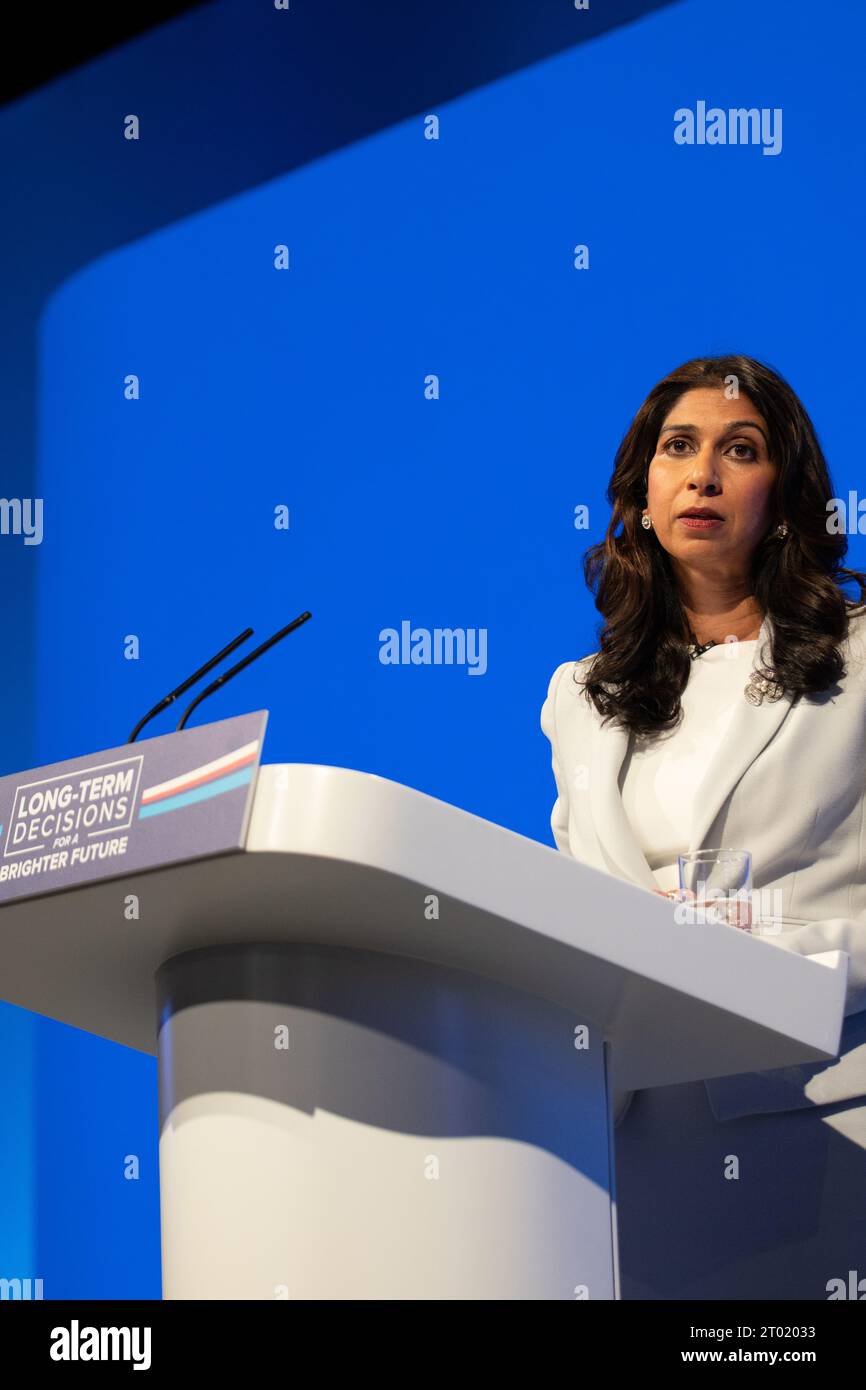Manchester, Großbritannien. Oktober 2023, Manchester, Großbritannien. Suella Braverman Secretary of State for the Home Department hält Rede vor dem dritten Konferenztag der konservativen Konferenz in Manchester. Quelle: GaryRobertsphotography/Alamy Live News Stockfoto