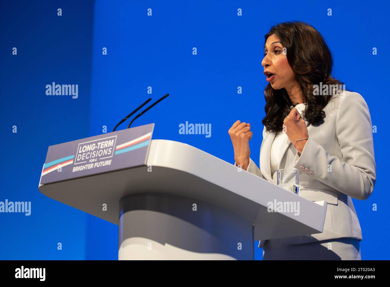 Manchester, Großbritannien. Oktober 2023, Manchester, Großbritannien. Suella Braverman Secretary of State for the Home Department hält Rede vor dem dritten Konferenztag der konservativen Konferenz in Manchester. Quelle: GaryRobertsphotography/Alamy Live News Stockfoto