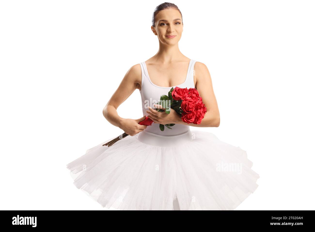 Ballerina, die einen Haufen roter Rosen auf weißem Hintergrund hält Stockfoto