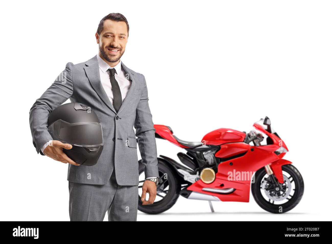 Geschäftsmann mit einem roten Fahrrad, der einen Helm hält und isoliert auf weißem Hintergrund posiert Stockfoto