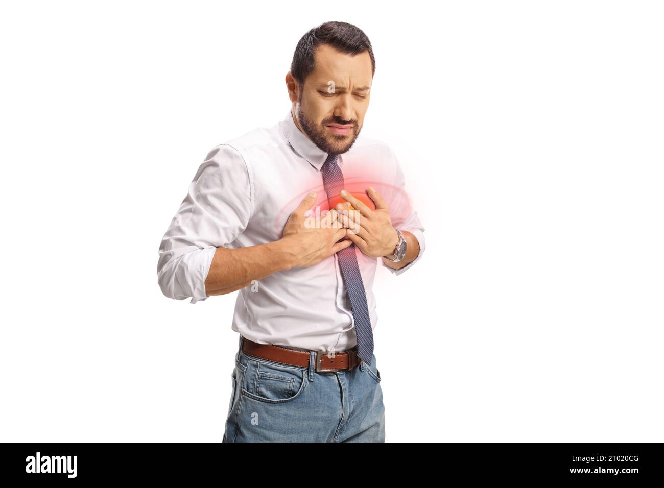 Junger Mann mit Schmerzen, der ihre Brust hält, mit einem roten Fleck auf weißem Hintergrund Stockfoto