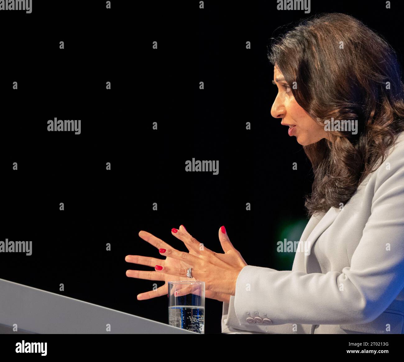 Manchester, Großbritannien. Oktober 2023, Manchester, Großbritannien. Suella Braverman Secretary of State for the Home Department hält Rede vor dem dritten Konferenztag der konservativen Konferenz in Manchester. Quelle: GaryRobertsphotography/Alamy Live News Stockfoto