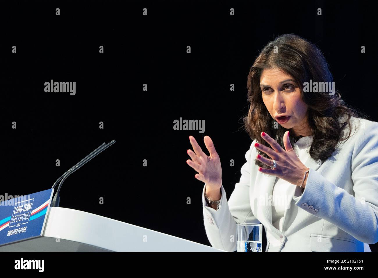 Manchester, Großbritannien. Oktober 2023, Manchester, Großbritannien. Suella Braverman Secretary of State for the Home Department hält Rede vor dem dritten Konferenztag der konservativen Konferenz in Manchester. Quelle: GaryRobertsphotography/Alamy Live News Stockfoto