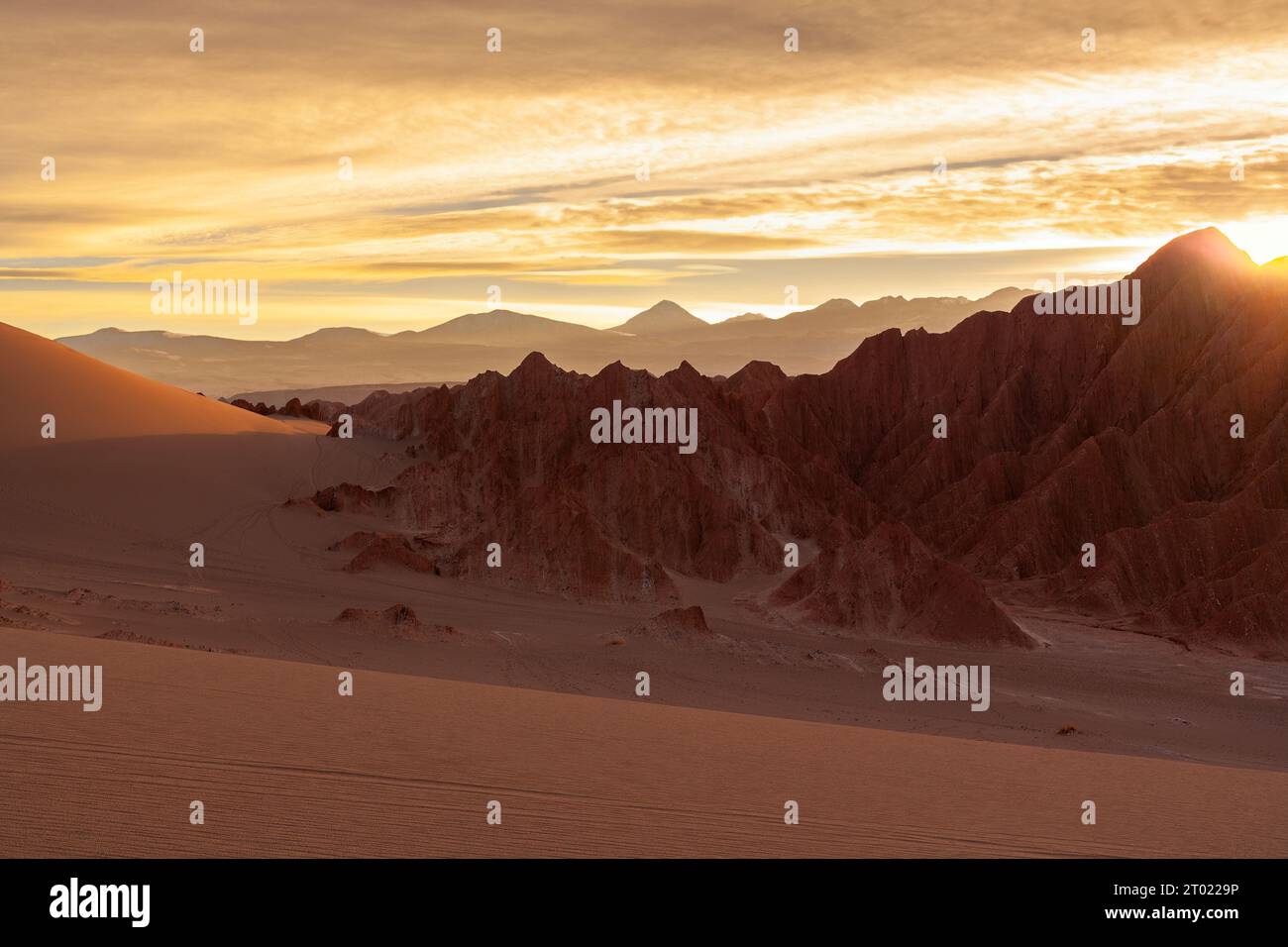 Sonnenaufgang durch die Salzformationen und Sanddünen im Valle de la Muerte in der Nähe von San Pedro de Atacama in der Wüste Atacama, Chile Stockfoto