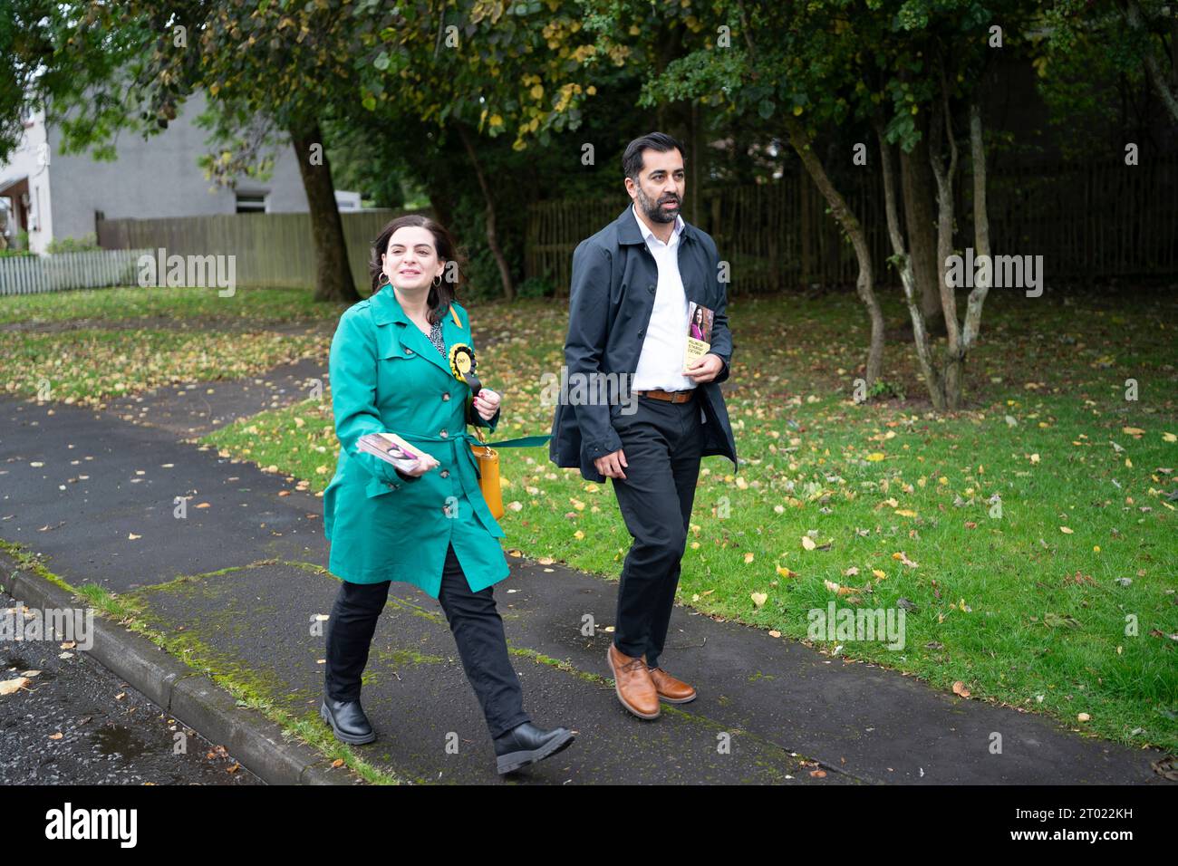 Blantyre, Schottland, Großbritannien. Oktober 2023. Der erste Minister Humza Yousaf und der SNP-Kandidat Katy Loudon haben heute in Blantyre vor der Nachwahl in Rutherglen und Hamilton West am 5. Oktober Wahlkampf geführt. Sie verbrachten Zeit in einem lokalen Café, bevor sie vor den Türschwellen in der Stadt warfen. Iain Masterton/Alamy Live News Stockfoto