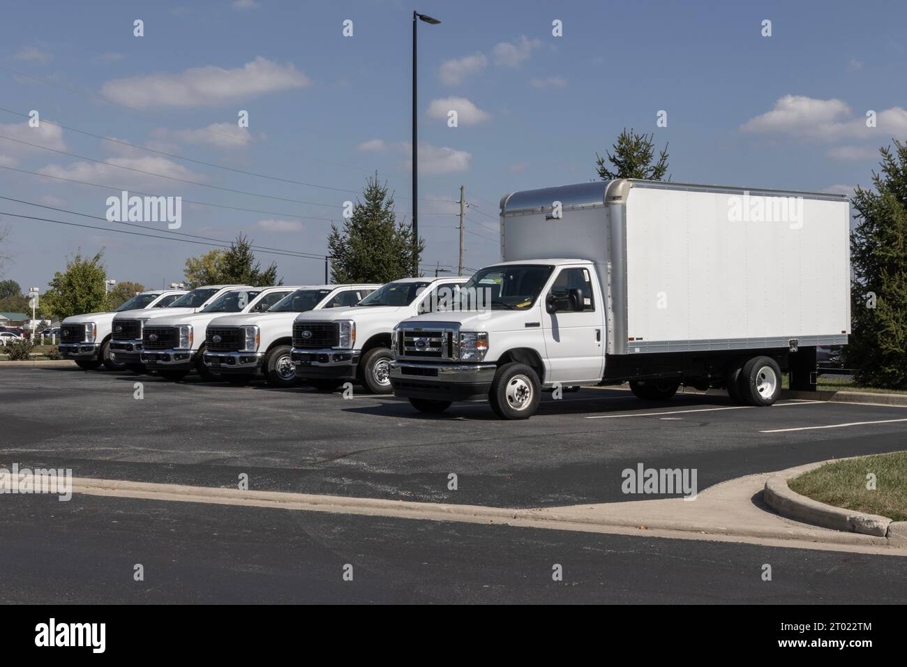 Plainfield - 1. Oktober 2023: Ford E-450 Box Truck und F-250 Utility Truck werden in einem Händlerbetrieb ausgestellt. Ford Trucks bietet kommerzielle, Utility- und Box-tr Stockfoto