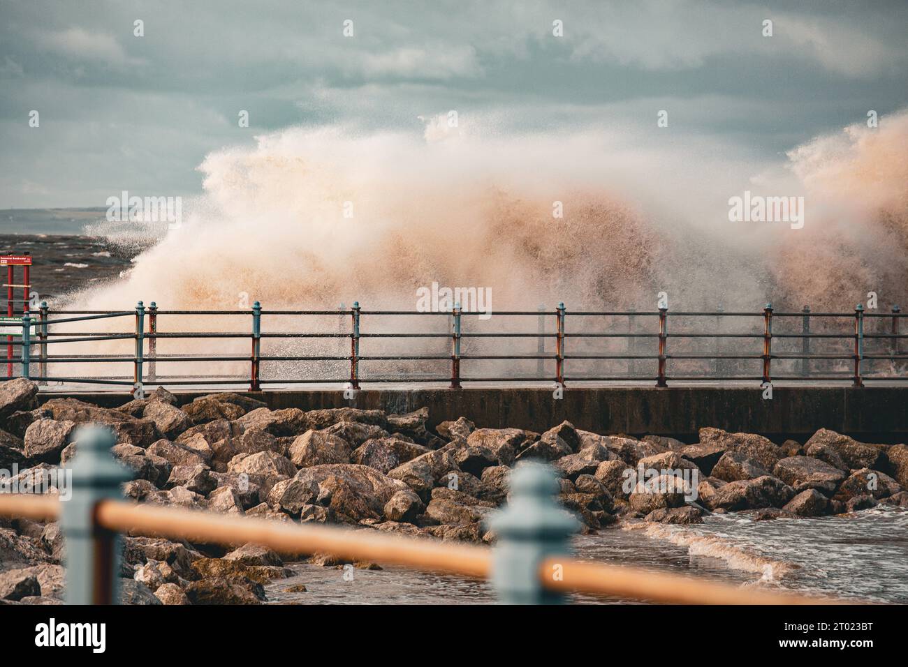 Heysham Lancashire, Vereinigtes Königreich. Oktober 2023. Wellen schlagen über dem grosvenor Fishing Jety in Heysham bei High Tod Credit: PN News/Alamy Live News Stockfoto