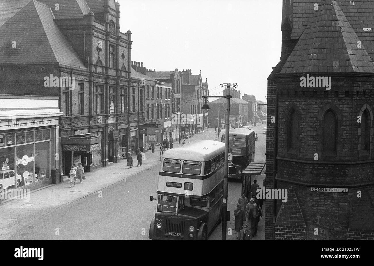 1960er Jahre, historisch, Blick auf die High St, Oldham, England, Großbritannien. Auf dem Bild ein Doppeldeckerbus, Nr. 457, Schild nach Grotton. Zu sehen ist der Oldham Athletic Social and Bingo Club, in dem Schneebälle 50 £ und 5 Jackpots 100 £ gewinnen. William Monk Ltd., eine Werkstatt, die Autos aus Austin verkauft. Connaught St mit der Presbyterian Church of England im Vordergrund. Stockfoto