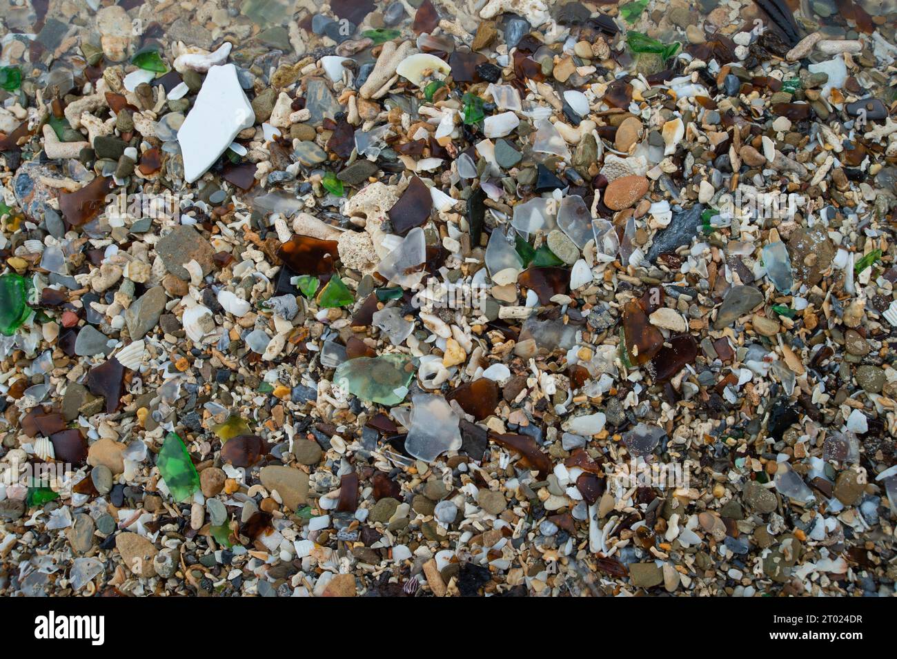 Ein Mosaik aus Meeresglas, das von der Umarmung des Ozeans geglättet wird, bietet eine Schatzkiste an Geschichten an den Sandstränden. Stockfoto