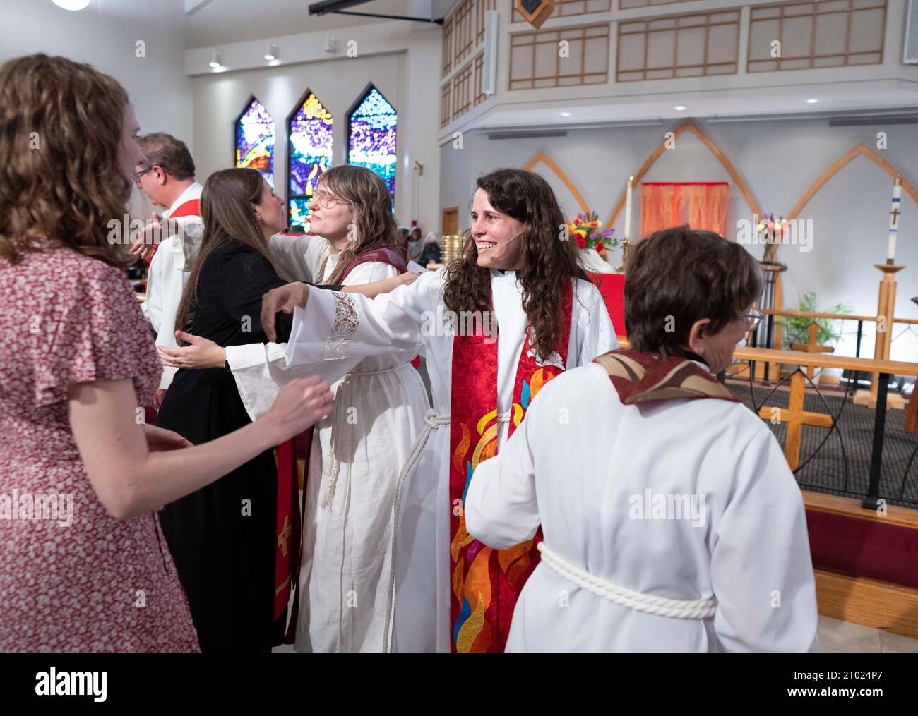 Austin Texas USA, 1. Oktober 2023: Ordnungszeremonie für Cecilia Suknaic Saulnier in der Triumphant Love Lutheran Church. ©Bob Daemmrich Stockfoto