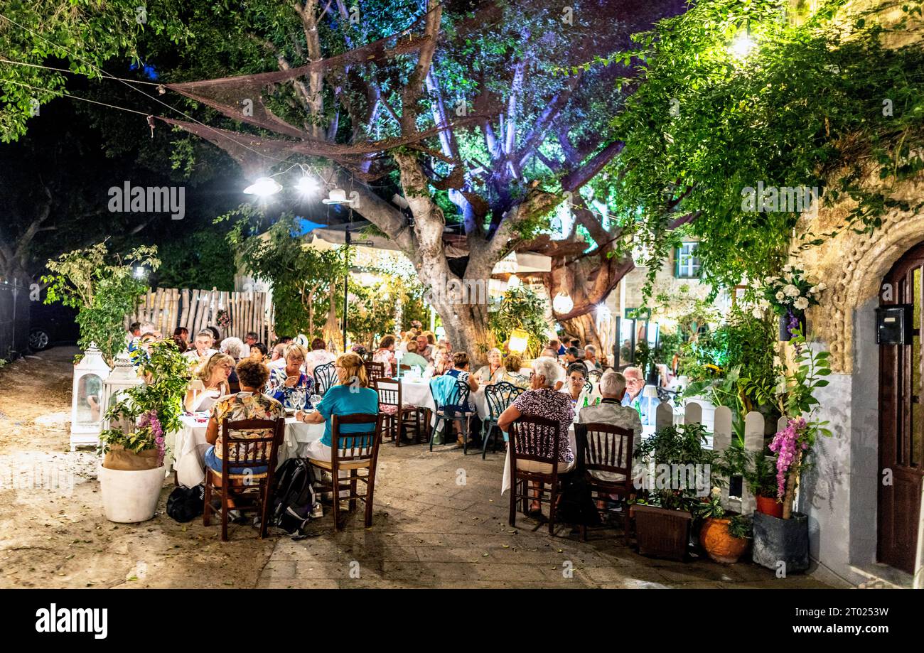 Taverne in der Nacht Rhodos Altstadt Griechenland Inseln Griechenland Stockfoto