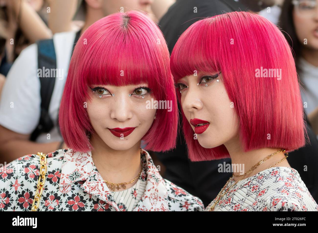 Gäste der Zwillinge Ami und Aya Amiaya bei der Louis Vuitton Womenswear Spring/Summer 2024 Show als Teil der PARISER MODEWOCHE - 2. OKTOBER 2023 Stockfoto