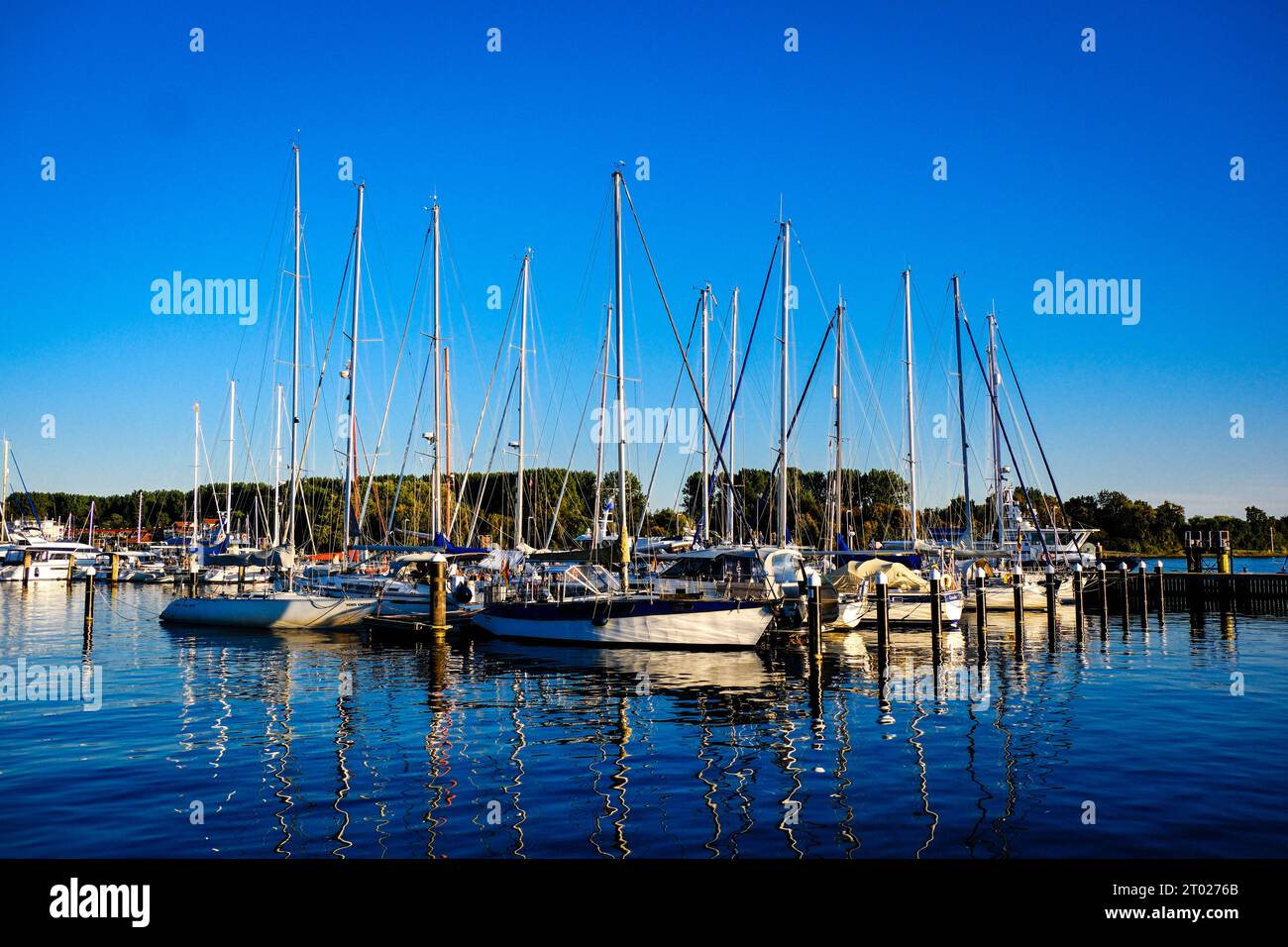 Sportboote Boote an einem Steg im Hafen von Travemünde. Hansestadt Lübeck, Schleswig-Holstein, Deutschland *** Sportboote Boote auf einem Pier im Hafen von Travemünde Hansestadt Lübeck, Schleswig Holstein, Deutschland Credit: Imago/Alamy Live News Stockfoto