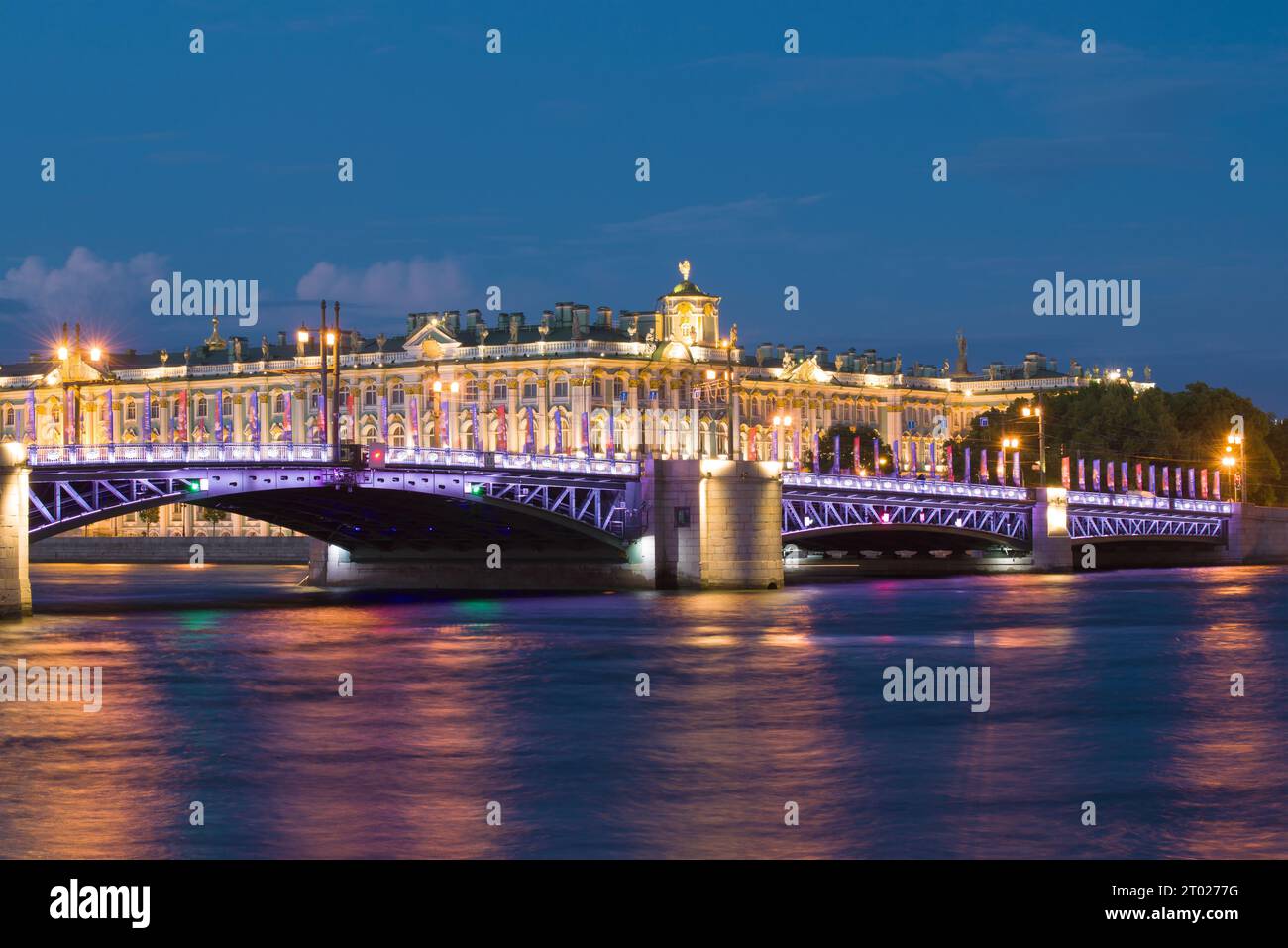 ST. PETERSBURG, RUSSLAND - 02. JUNI 2018: Palastbrücke vor dem Hintergrund des Winterpalastes in der Weißen Nacht Stockfoto