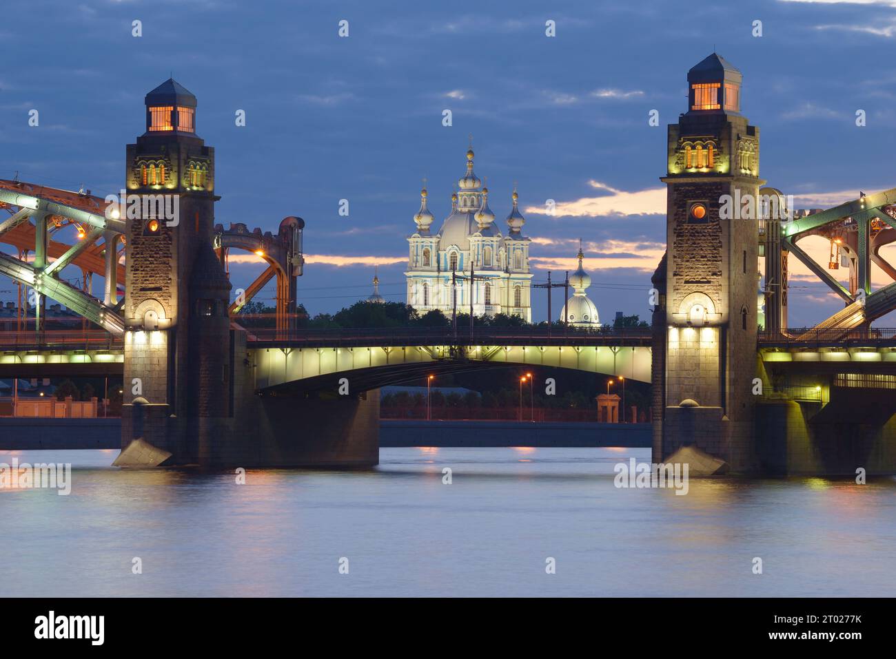 Smolny Cathedral und Peter die große Brücke in einer weißen Nacht. Sankt Petersburg, Russland Stockfoto