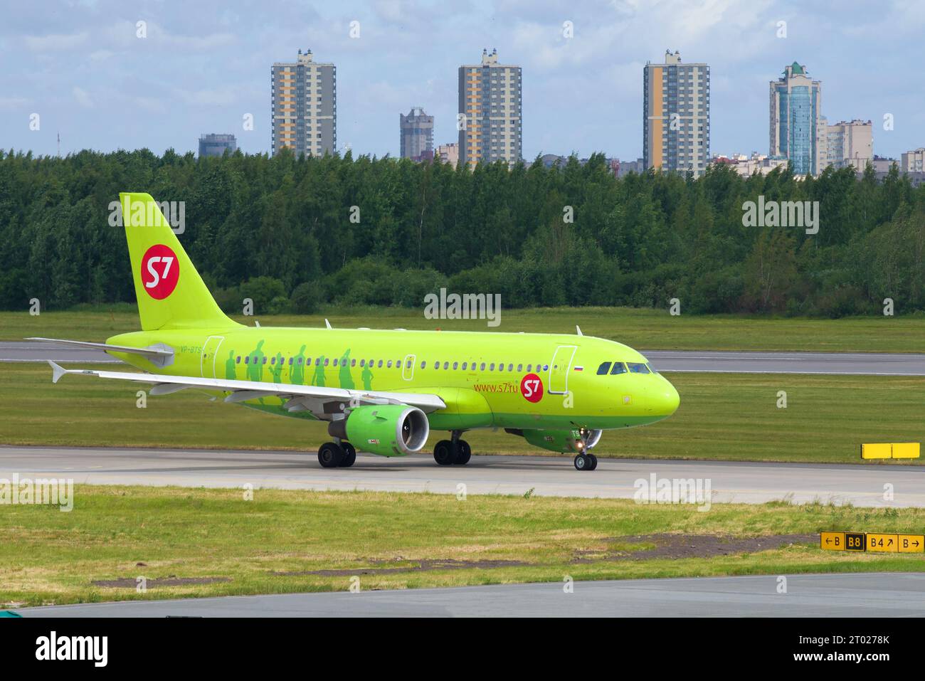 SANKT PETERSBURG, RUSSLAND - 20. JUNI 2018: Airbus A319-100 (VP-BTS) Flugzeug der S7 - Siberia Airlines Airlines auf einer fahrenden Strecke am Flughafen Pulkovo Stockfoto