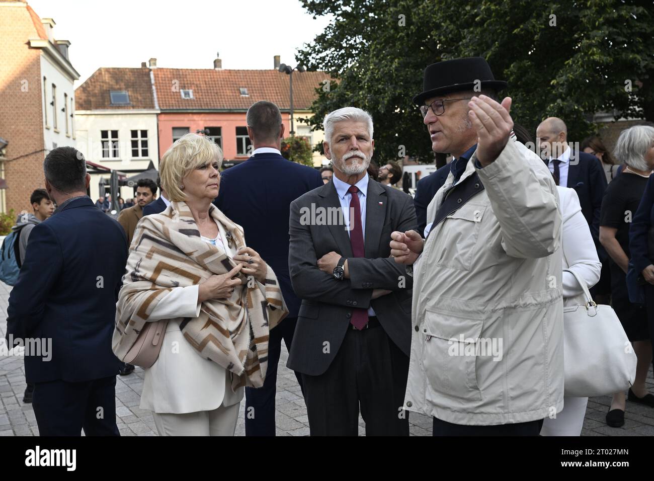 Bruggy, Belgien. Oktober 2023. Der tschechische Präsident Petr Pavel, Zentrum, besucht Brügge, Belgien, zusammen mit seiner Frau Eva Pavlova, die am 3. Oktober 2023 verließ. Auf dem Foto legen sie Blumen am Grab des RAF-Piloten Zdenek Donda. Quelle: Katerina Sulova/CTK Photo/Alamy Live News Stockfoto