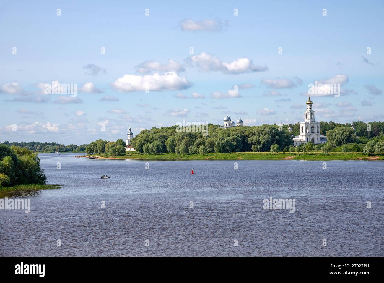 Blick auf St.. Georges Kloster aus dem Ilmensee, Veliky Nowgorod Stockfoto