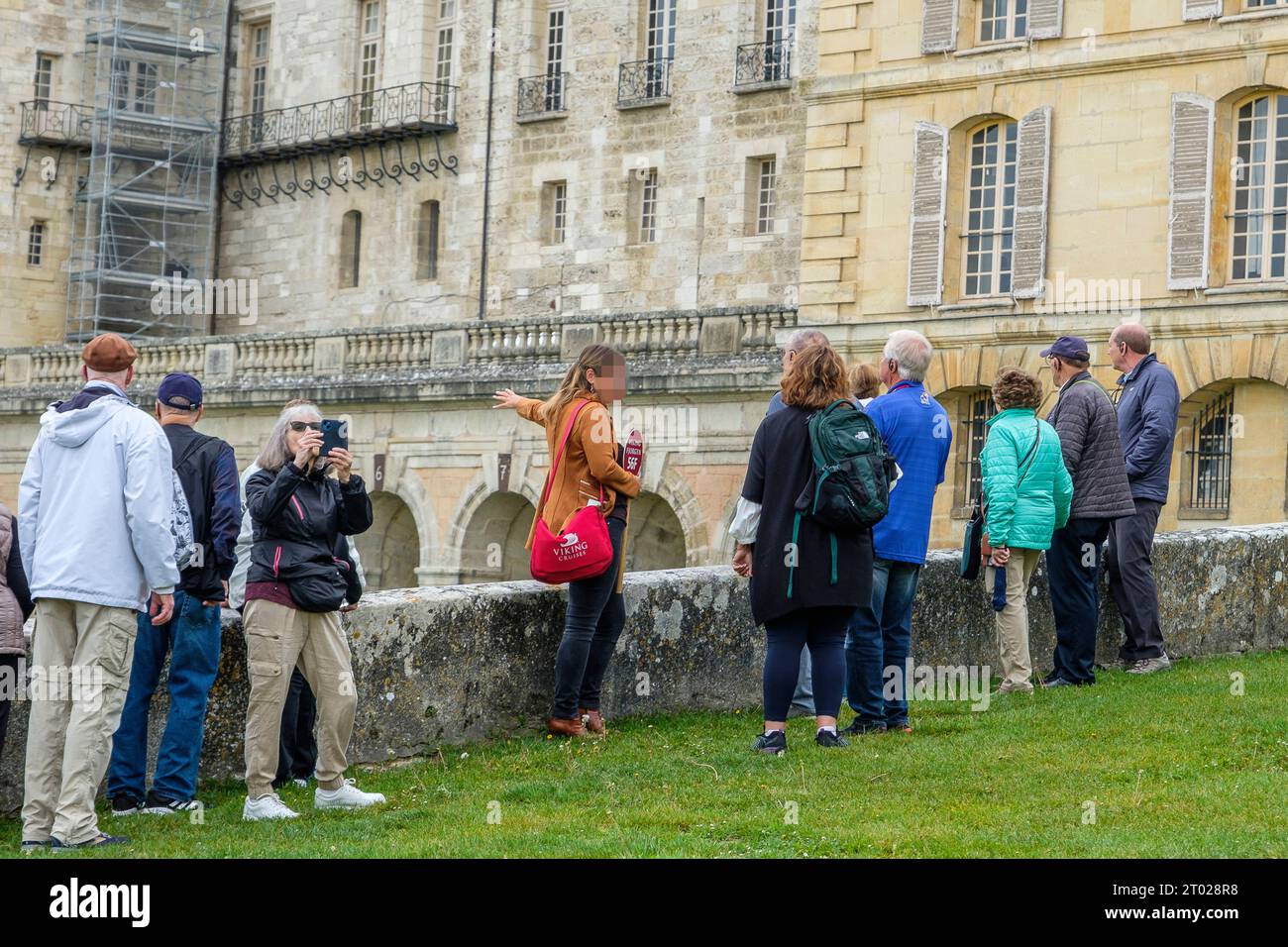 Gruppe von Touristen in einem Pauschalausflug von einer Kreuzfahrt auf der seine | Voyage organisieren pour des groupes de touristes faisdant une croisiere sur la SE Stockfoto